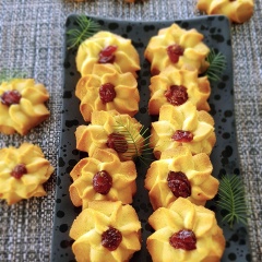 Bánh quy bơ béo giòn với những chiếc bánh nhỏ xinh xắn nhưng những đóa hoa trông rất đẹp mắt. Bánh giòn tan trong miệng, vị béo ngọt hòa quyện rất hấp dẫn. Có thể bảo quản trong hũ kín dùng dần trong thời gian dài.