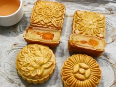 Bánh trung thu nhân sầu riêng thành phẩm màu vàng đẹp mắt, nhân sầu riêng không quá ngọt, lại thơm lừng. Bánh trung thu khi mới nướng xong sẽ hơi cứng, để bánh 2-3 ngày, bánh sẽ lên màu, và mềm hơn. Bánh trung thu nhân sầu riêng nên để nơi thoáng, có túi hút ẩm nhé! Chúc mọi người thành công.