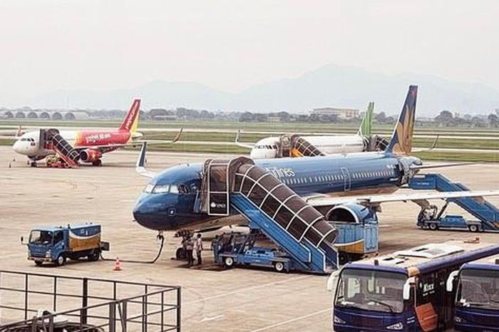 Giá vé máy bay 'nóng' theo xăng dầu, nhiều gia đình tính lại kế hoạch nghỉ lễ 30-4 - Báo Người Lao Động
