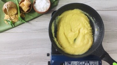 Nhân bánh: Chuẩn bị phần đậu xanh: Đậu xanh không vỏ mua về rửa sạch, sau đó cho 150gr đậu xanh vào nồi, thêm 500ml nước và 2gr muối vào nấu ở lửa vừa đến khi nước cạn và đậu xanh chín mềm. Sau đó dùng máy xay cầm tay hoặc máy sinh tố xay nhuyễn phần đậu.