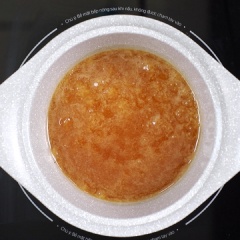 Nước trộn gỏi: Hòa tan 120g đường, 120ml nước mắm ngon rồi đun trên bếp cho sôi bùng lên thì tắt bếp, để nguội. Thêm vào 1 muỗng canh tỏi băm, 1 muỗng cà phê ớt hiểm băm, 1 muỗng canh nước cốt chanh trộn đều.