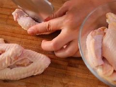 Dùng dao cắt một đường ở giữa của cánh gà. Đun sôi nồi nước, cho cánh gà vào luộc qua khoảng 2 phút. Vớt ra để ráo.