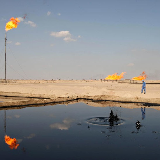 Chevron Tiến Gần Khoản Thưởng Dầu Mỏ Lớn Nhất Iraq và Chiến Lược Thoát Khỏi Eo Hormuz