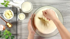 Sau khi bột ủ đủ, dùng tay đấm nhẹ cho bột bớt bọt khí. Nhồi sơ lại cho bột mịn. Cho bột ra bàn. Dùng cây cán, cán bột mỏng khoảng 1cm. Dùng khuôn cắt tạo hình bánh donut. Ủ bánh thêm 20 phút đến khi bột nở gần gấp đôi, khoảng 80%.