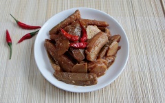 Cho chuối ra đĩa và dùng ngay với cơm nóng nhé! Món chuối kho riềng chay này thích hợp với các bạn yêu thích phong vị ẩm thực thanh đạm đấy!