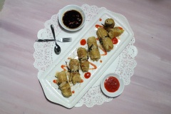 Chả giò tàu hũ ky đã hoàn thành, bày ra đĩa rắc mè rang lên trên mặt hoặc trang trí tùy sở thích của bạn nhé! Có thể ăn kèm nước tương hoặc tương ớt.