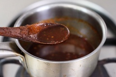 Cho 2 trái ớt tươi, tỏi, 3 muỗng canh giấm trắng, 3 muỗng canh nước cốt me, nước vào máy xay thật nhuyễn mịn. Chế hỗn hợp này vào nồi, bắc lên bếp cho đường trắng, đường thốt nốt, muối, ớt bột vào và đun sôi, vừa nấu vừa khuấy đến khi hỗn hợp sệt lại thì tắt bếp, để nguội. Sau đó cho ngò xắt nhuyễn cùng đậu phộng giã nhuyễn vào, trộn đều là xong nước sốt chấm.
