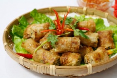 Khi ăn cắt nhỏ chấm cùng tương ớt, nước tương hoặc nước mắm hay các thức chấm tự chế ưa thích. Có thể ăn với cơm hay bún tươi đều tuyệt. Ăn kèm xà lách, rau thơm nhé!
