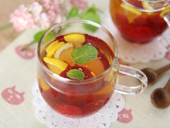 Punch là loại trà trái cây quyến rũ được xem như là tiền thân của cocktail và cực kì được ưa chuộng trong những oi bức vì vừa nhẹ, vừa ngon mát hấp dẫn. Trà trái cây có hương vị nhẹ nhàng dễ uống, dễ ghiền, dễ say đắm.