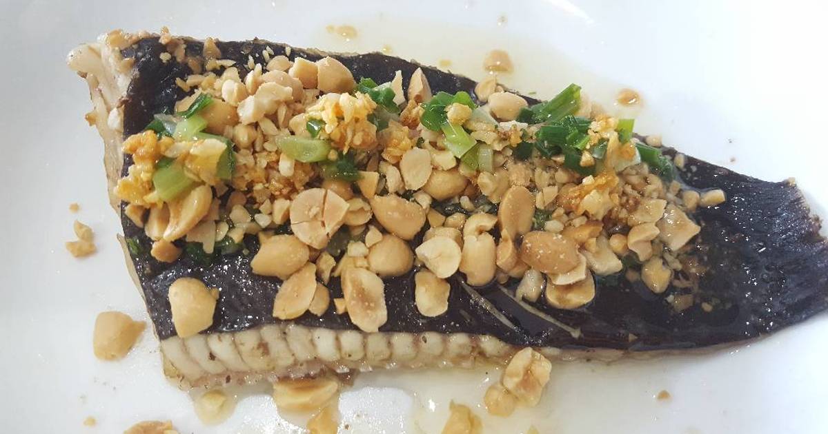 Cá đuối hấp mỡ hành + bánh tráng + rau thơm