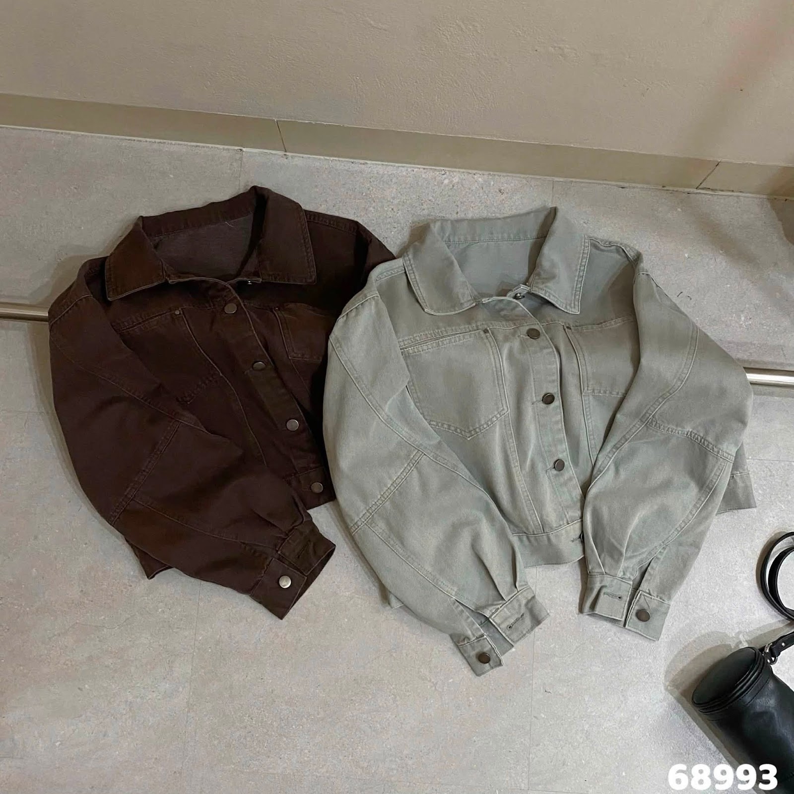 Áo khoác jean cổ bẻ nút túi XONXEN SHOP 68993