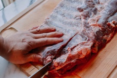 Rửa sạch sườn, lau khô. Trộn đường mạch nha, nước nóng, thêm tỏi, sốt, muối, đường, rượu, tương cà chua, màu đỏ thực phẩm. Thêm sườn vào hỗn hợp trên, thoa đều sốt BBQ vào thịt cho thật thấm đều. Ướp từ 12 đến 24 giờ trong tủ lạnh. Sau đó, bỏ sườn khỏi tủ lạnh cho đến khi bằng nhiệt độ phòng.