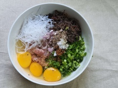 Thêm vào 3 quả trứng gà, 1 muỗng đường, 1/2 muỗng muối, 1/2 muỗng hạt niêm, 1.5 muỗng cafe nước mắm, 1 ít bột ngọt và tiêu sau đó trộn đều.