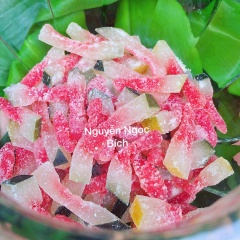 Để mứt vào ngăn mát tủ lạnh để mứt rắn hơn là có thể dùng được. Tuy món mứt mới lạ này cũng đỏng đảnh khó làm, nhưng chỉ cần bạn đặt hết tâm huyết vào nó, chắc chắn sản phẩm làm ra sẽ không phụ lòng mong mỏi của bạn. Còn chần chừ gì nữa mà không thử ngay!