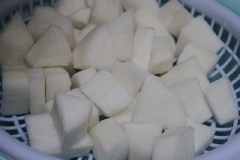 Kim chi cải thảo cắt nhỏ còn củ cải trắng gọt sơ qua vỏ, cắt khúc như hình bên. Hành lá rửa sạch, cắt nhỏ.