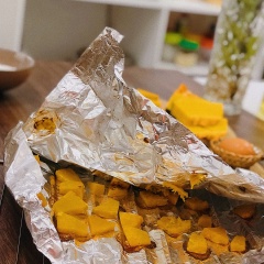 Puree bí đỏ: Rửa sạch, gọt bỏ bí cắt thành những hình tam giác nhỏ, bọc kín bằng giấy bạc.Cho bí vào, bật lò 200 độ C, nướng trong vòng 40 - 50p. Sau đó đánh nhuyễn bí.