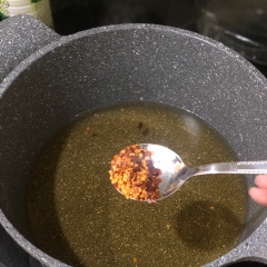 Nấu nước giấm ngâm: Cho 300ml nước vào nồi, cho 5 vá nhỏ nước mắm, 10 muỗng canh đường, 1 muỗng canh ớt bột, 1 muỗng cà phê muối, 1/2 chén ăn cơm giấm gạo vào. Đun sôi với lửa nhỏ, bạn nếm thử xem nước ngâm có vị vừa ăn chua ngọt mặn, đậm đà là được. Sau khi nấu xong nước giấm ngâm, đợi nước thật nguội mới cho vào hũ chân gà.