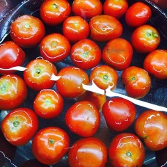 Cà chua bỏ cuống rửa sạch, ngâm muối 10 phút. Rạch lên đầu trái cà chua hình chữ thập để lát dễ lột vỏ.