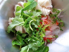 Cho hết nguyên liệu: lá húng lũi, ngò ta, hành tím, ớt băm, tỏi băm, 1 muỗng cà phê muối, 1/2 muỗng cà phê đường, 1 muỗng cà phê nước mắm vào tô miến mực trộn đều. Nêm nếm lại cho vừa ăn là xong.