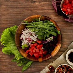 Salad nho khô dưa hấu: Cho 200 gram rau xanh, 1 chén củ cải đường cắt như que diêm, 2 chén dưa hấu thái hạt lựu nhỏ, 1/2 chén nho khô California đen vào tô lớn, trộn tất cả các thành phần với nhau và làm lạnh.