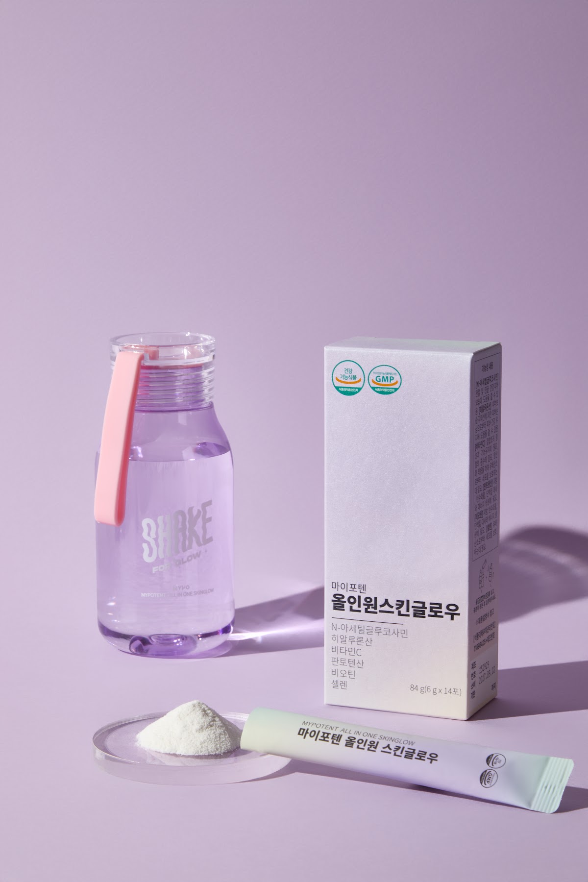 라벤더 배경에 쉐이커 보틀과 함께 연출한 건기식 컨셉 촬영 컷