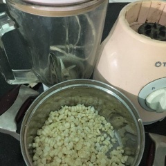 Cho bắp hột đã cắt vào cùng nước luộc cùi bắp, đổ vào máy xay sinh tố, xay nhuyễn. Sau khi bắp nhuyễn, lọc hỗn hợp lấy nước, bỏ bã.