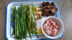Nấm hương ngâm cho nở, rửa sạch rồi thái chỉ. Lá gừng rửa sạch, phần lá để riêng cho ráo nước, phần thân gừng cắt khúc nhỏ.