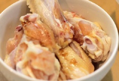 Chặt cánh gà làm đôi, chần sơ cánh gà qua nồi nước sôi, dùng dao khía vài đường lên thân cánh gà để khi ướp nhanh thấm gia vị, để ráo. Sau đó ướp vào chén cánh gà muối, đường, mật ong và tiêu, đậy kín để khoảng 2-3 tiếng để cánh gà được thấm.