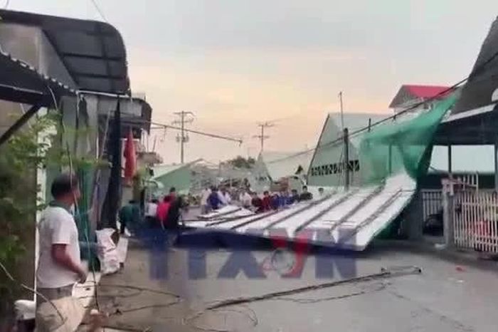Dông lốc làm sập và tốc mái gần 50 căn nhà ở Đồng Tháp - Báo VietnamPlus