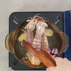 Cho 500gr bề bề rửa sạch vào nồi, thêm 20gr gừng cắt lát và 20gr hành tím đập dập, rồi luộc chín bề bề. Sau đó vớt ra để nguội và lột vỏ lấy thịt.
