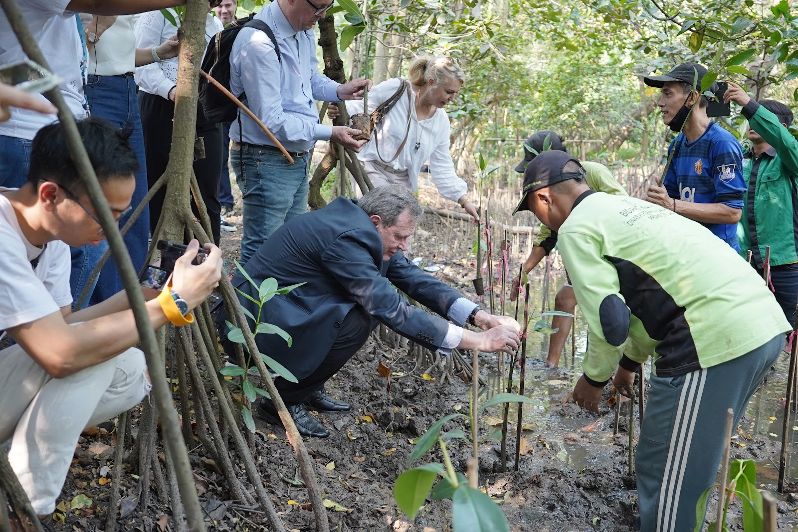 The MEPs at Mangrove Ecosystem Centre for mangrove planting activity