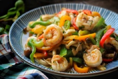 Tôm xào nấm linh chi nâu và ớt chuông đơn giản. Để tiết kiệm được nhiều thời gian chế biến, bạn có thể mua sẵn loại tôm nõn có bạn tại siêu thị nhé!