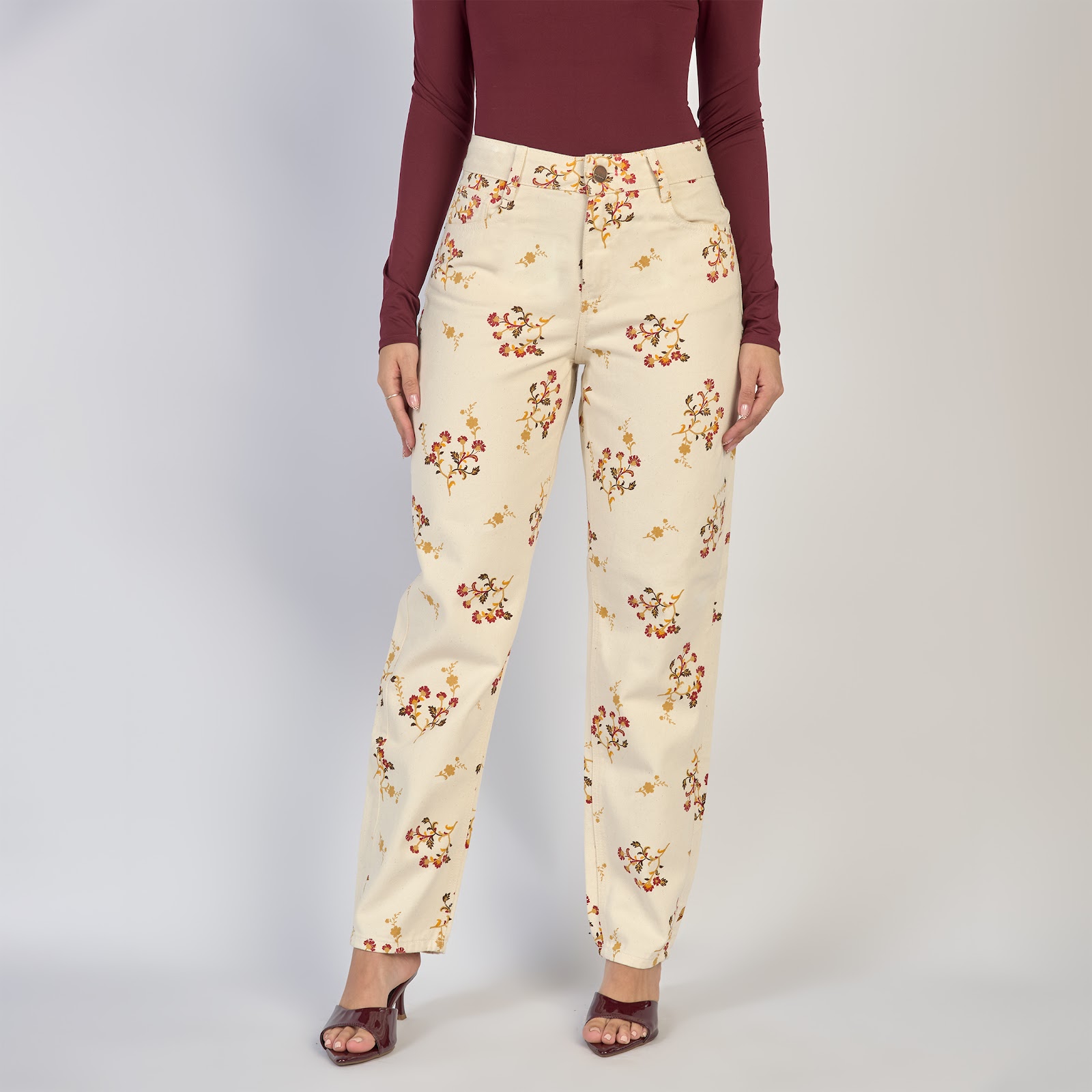 Jean dama mom fit tiro alto rígido con estampado floral, color Crudo - Vista 3