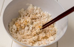 Cho bột mì, muối vào tô, trộn lại với nhau cho hòa quyện. Trứng gà đánh tan. Cho bột nở, nước vào bát, khuấy tan, sau đó cho vào trứng gà, dùng đũa hoặc nĩa trộn vài lần. Cho hỗn hợp trứng vào tô bột mì rồi dùng đũa trộn đều.