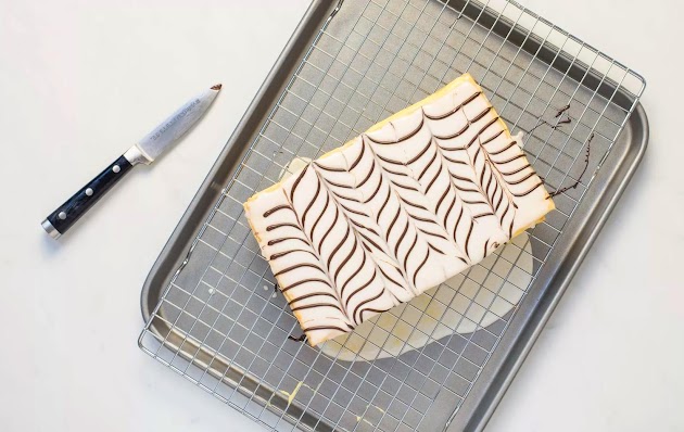 Glassa al cioccolato decorata con un motivo a chevron sulla parte superiore della pasta sfoglia