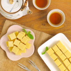 Dọn món ra đĩa và thưởng thức. Bánh đậu xanh thơm ngon, có vị béo ngậy, mềm mịn. Bánh đậu xanh mềm ngon, hấp dẫn ăn kèm với ly trà nóng thì vô cung tuyệt vời!