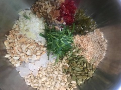 Cho các nguyên liệu đã được cắt nhỏ vào âu, trộn đều. Cho 2 muỗng rượu mai quế lộ, 2 muỗng canh nước lọc, 1 muỗng canh nước tương vào trộn đều. Sau đó cho vào âu nhân thập cẩm chay. Nếu thích vị mặn, có thể cho thêm 2 muỗng canh dầu hào vào trộn đều. Cho thêm 2 muỗng canh dầu mè, trộn đều tất cả nguyên liệu. Cuối cùng cho thêm 4 muỗng canh bột bánh dẻo, cho từ từ để đạt được độ dẻo thích hợp.