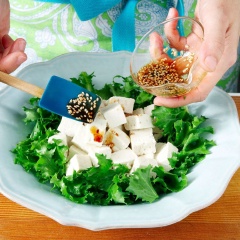 Trộn đều các nguyên liệu để làm phần sốt: nước tương, mè, dầu mè, giấm, mật ong, muối, tiêu. Xếp rau xà lách, đậu hũ và rưới nước sốt lên mặt, cuối cùng rắc thêm rong biển đã thái nhỏ nữa là hoàn thành.