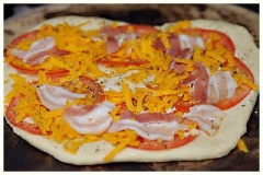 Cho bánh lên khay nướng và đem đi nướng qua pizza trong khoảng 3 phút. Sau đó bỏ bánh ra rồi đập quả trứng vào giữa chiếc bánh.