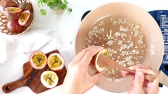 Đun nóng 1 muỗng canh dầu ăn, phi thơm vàng 1 muỗng canh tỏi băm và 1 muỗng canh hành tím băm. Cắt 2 trái chanh dây và nạo phần ruột cho vào chảo. Nêm gia vị gồm 3 muỗng canh đường, 1/2 muỗng canh muối, 1 muỗng cà phê tiêu, 3 muỗng canh nước mắm, 1.5 muỗng canh nước lọc.