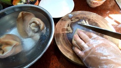 Khi tai heo đã luộc chín, vớt tai heo ra ngâm vào thau nước đá. Chờ tai heo nguội thì cắt thành từng lát mỏng.