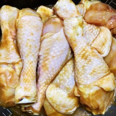 Cho tất cả gia vị như trên (sả băm, tỏi băm, dầu hào, sốt teriyaki, tương ớt, tương cà, ngò rí, tiêu xanh) vào cối xay nhuyễn (nếm thử và tuỳ khẩu vị mà điều chỉnh). Ướp đùi gà với sốt tiêu xanh khoảng 2 giờ cho thấm.
