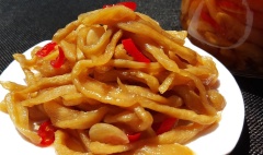Củ cải ngâm nước mắm với vị ngọt ngọt, mằn mặn, củ cải trắng mềm mềm, dai dai, ăn kèm bánh chưng, bánh tét béo ngậy nữa là chuẩn hương vị Tết rồi.