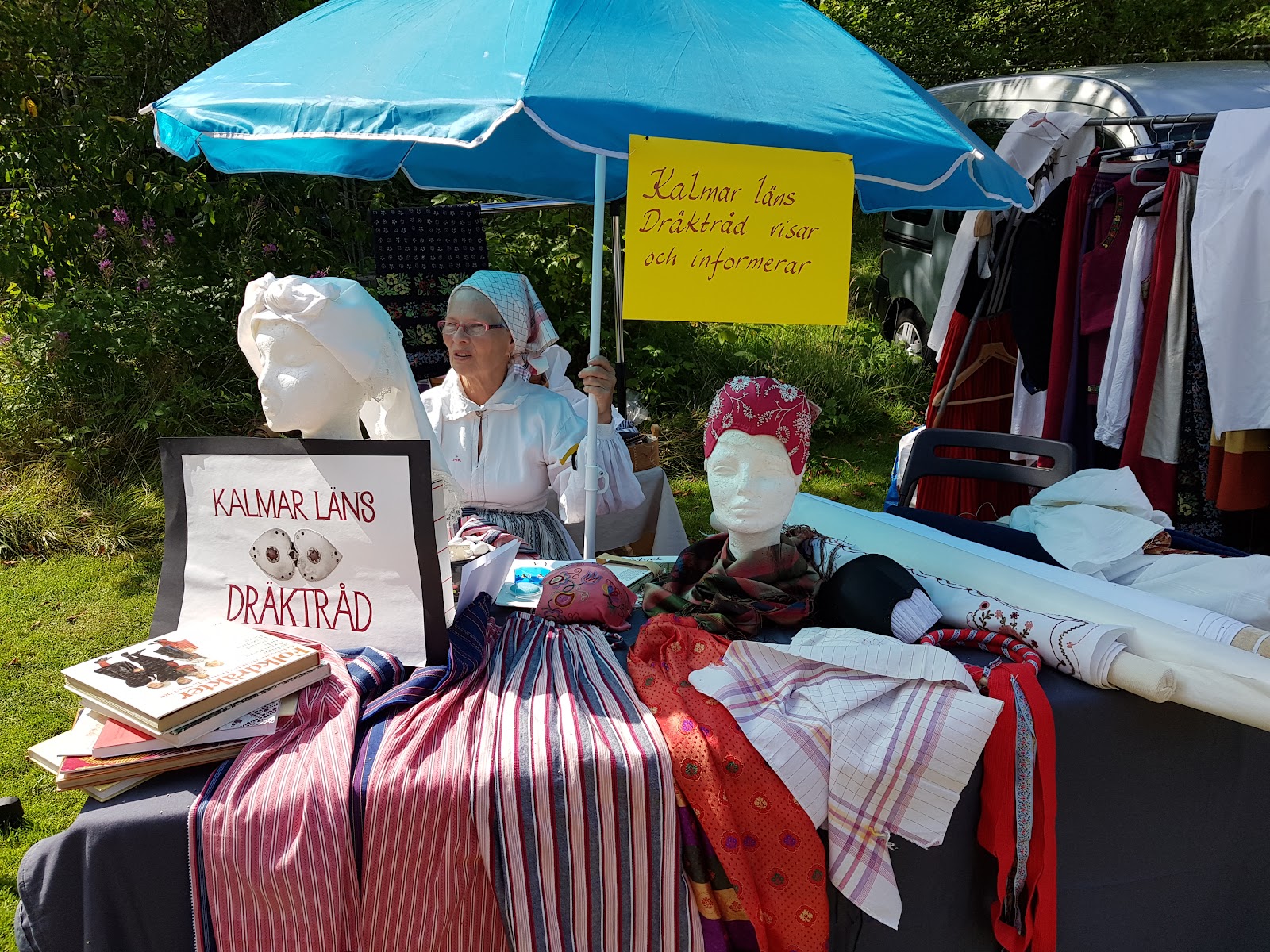 Kalmar läns dräktråd informerar om dräkter på Korröfestivalen.