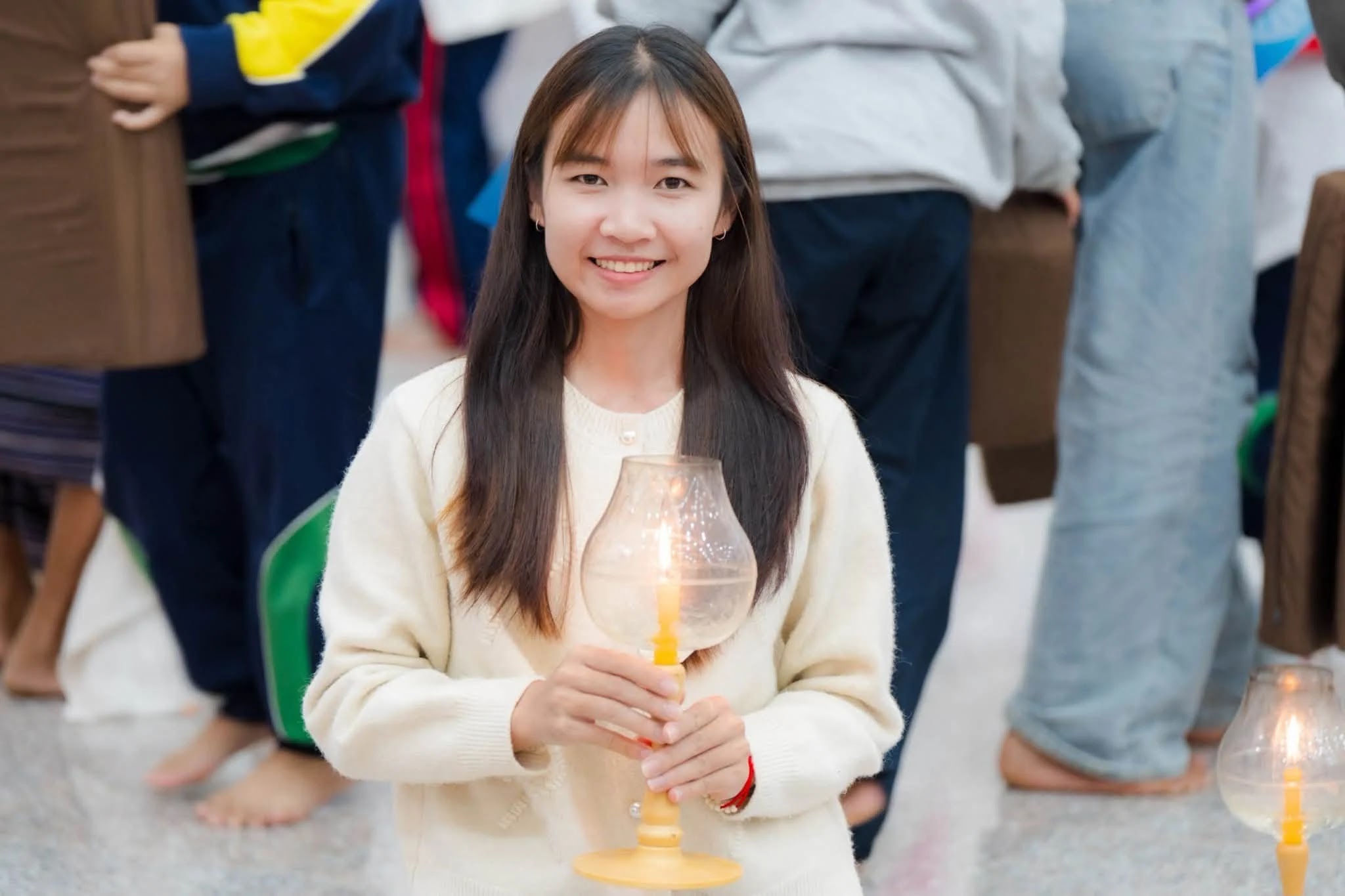 ภาพประกอบ คืนวันอาสาฬหบูชา แจ้งชาวบ้านขึ้นมาเวียนเทียนรอบเจดีย์….ปรากฏว่าฝนชุ่มฉ่ำ เดินเวียนเทียนรอบเจดีย์ไม่ได้ ก็เลยสวดธัมจักฯ นั่งสมาธิ และเวียนเทียนกันที่ธรรมสภา ก็สะดวกดี ปรับกันไปตามสถ