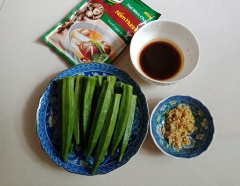 Đậu bắp cắt bỏ phần cuống, rửa sạch. Cho vào chén gừng băm, đường, nước tương, giấm với nhau. Sau đó cho dầu mè vào. Trộn đều.