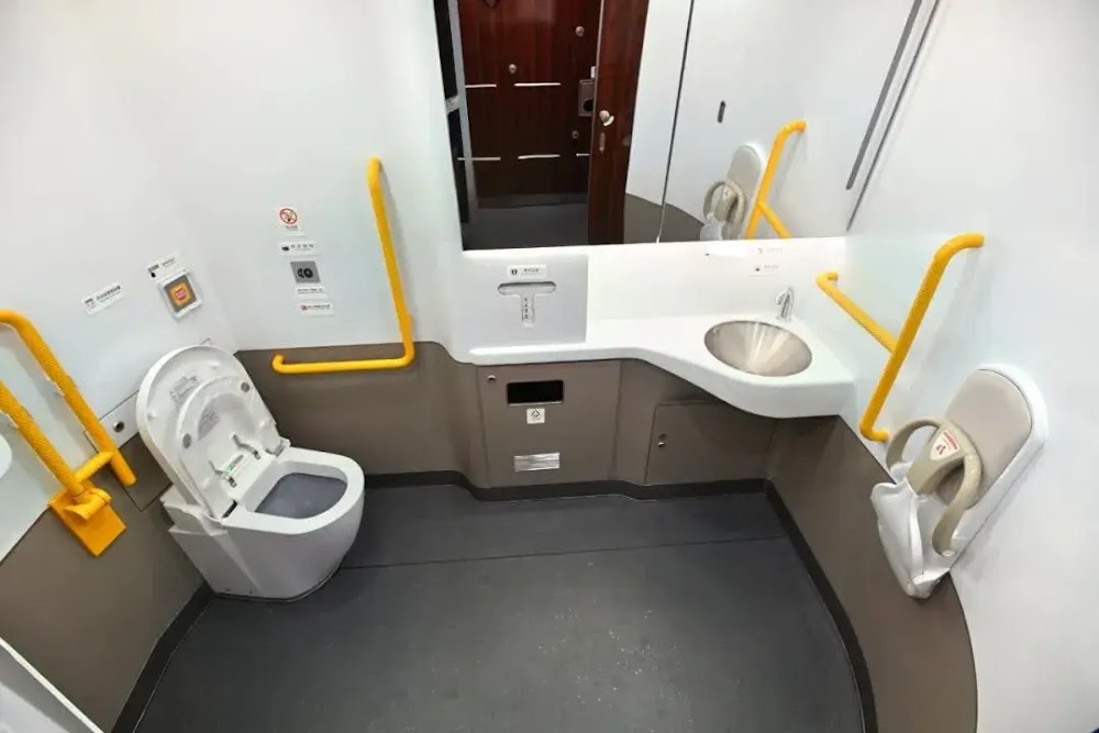 China high-speed rail Business Class cabin and amenities