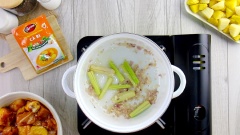 Cách nấu cà ri gà: Làm nóng 30ml (2 muỗng canh) dầu ăn, cho sả đập dập, hành tím băm và tỏi băm vào phi thơm. Tiếp theo cho gà đã ướp, xào cho gà săn lại.