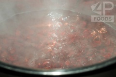 Đun sôi nồi nước với 1 muỗng cà phê muối, cho đậu đỏ vào, nấu chín mềm khoảng 30 phút. Vớt đậu đỏ ra, nghiền nhuyễn, thêm 1 muỗng cà phê đường trắng, 1 muỗng cà phê muối, ngò rí cắt nhỏ vào, trộn đều.