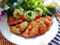 Chả mắm cá dùng nóng với cơm. Có thể ăn kèm với rau sống, dưa léo và cà chua, chấm cùng nước mắm hoặc tương ớt tùy thích.